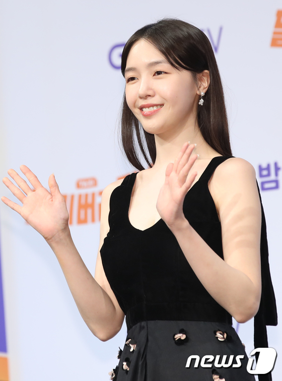 Bang Min-ah, beautiful hand greetings