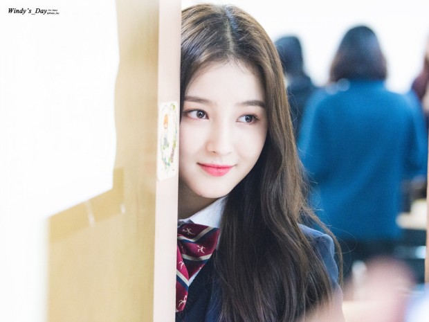 Former MOMOLAND Nancy reigns as an idol with the most legendary graduation photo Soompi