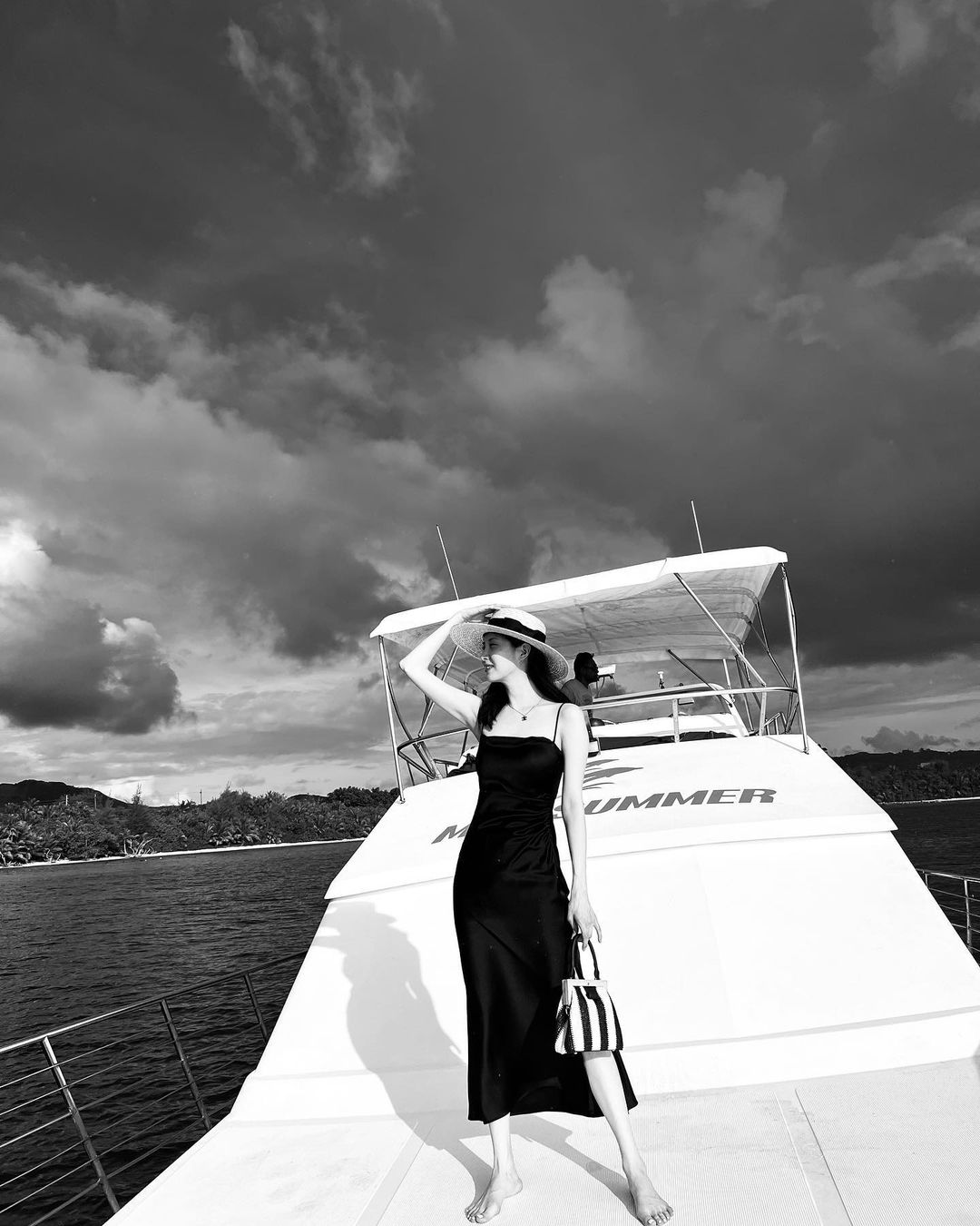 Seohyun, flaunting high-end beauty on a yacht... black and white goddess