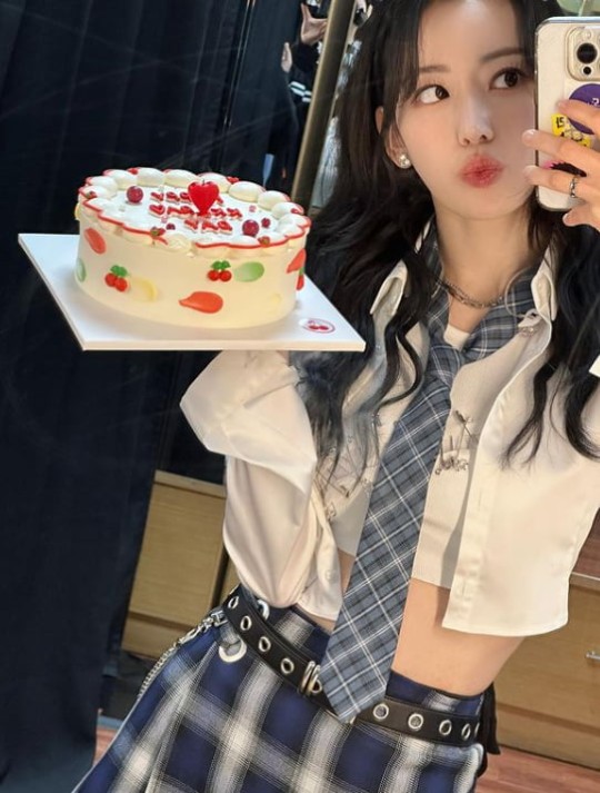 Sakura touched by the birthday cake, a smile resembling a cherry blossom