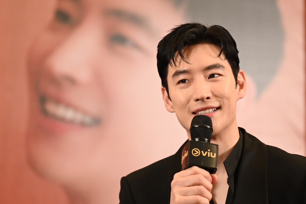 Exclusive Photos from Lee Je Hoon's Press Conference In Singapore