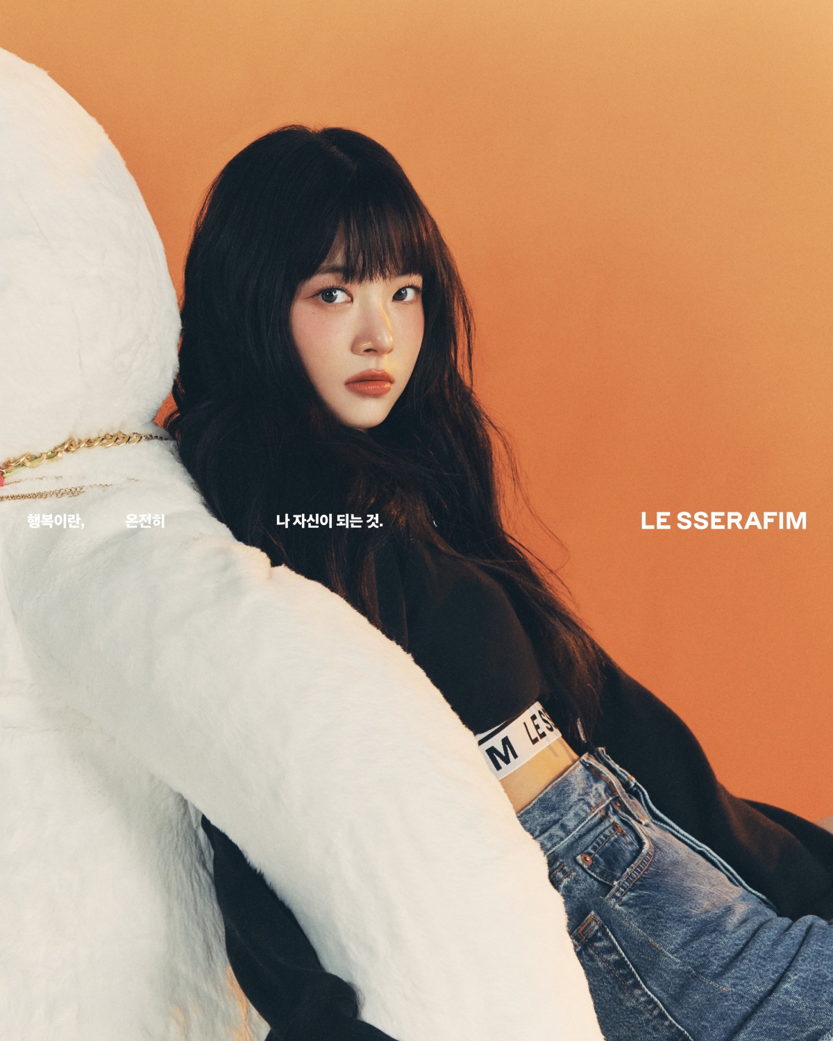 LE SSERAFIM, the first concept photo of the new album is released... 'Seol', an angel on the desk