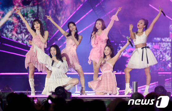 OH MY GIRL, performing in the heavy rain