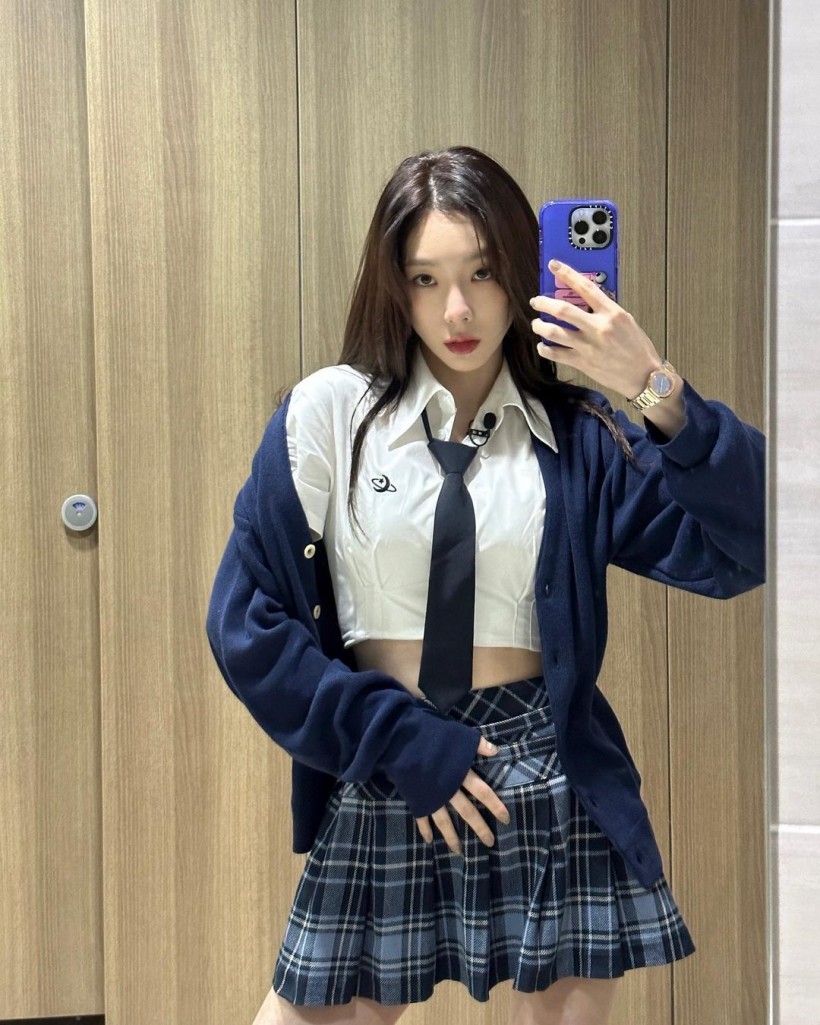 Taeyeon, cropped shirt + mini skirt for school look