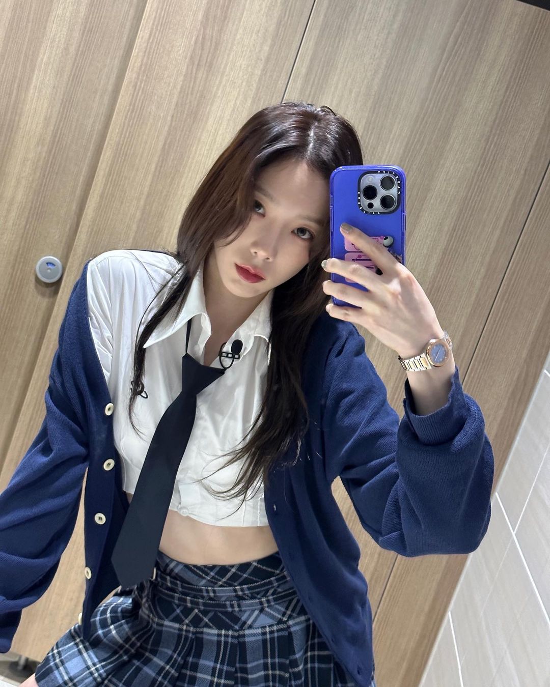 Taeyeon, cropped shirt + mini skirt for school look