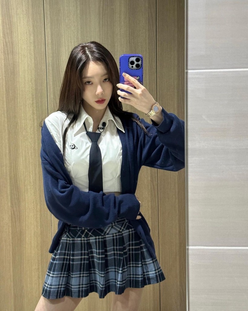 Taeyeon, chemise courte + mini jupe pour un look d'école