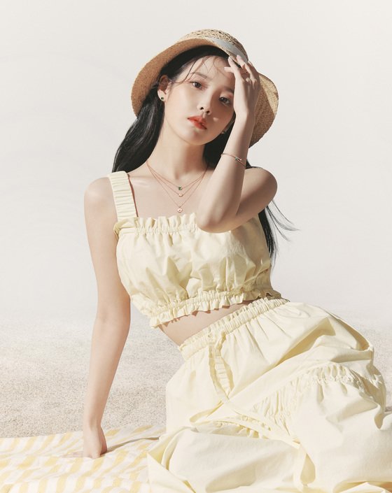 IU, a visual that can range from refreshing to elegant