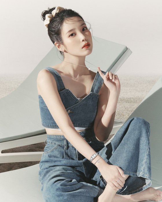 IU, a visual that can range from refreshing to elegant