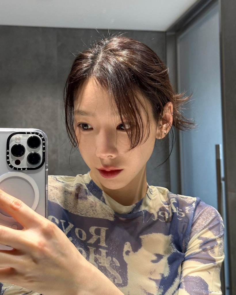 SNSD Taeyeon Breaks SONEs' Hearts After Revealing Why She Only Has Mirror Selfies
