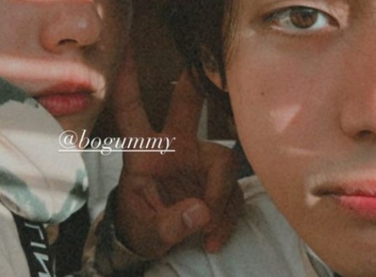 Park Bo-gum V super-close selfie… global handsome men