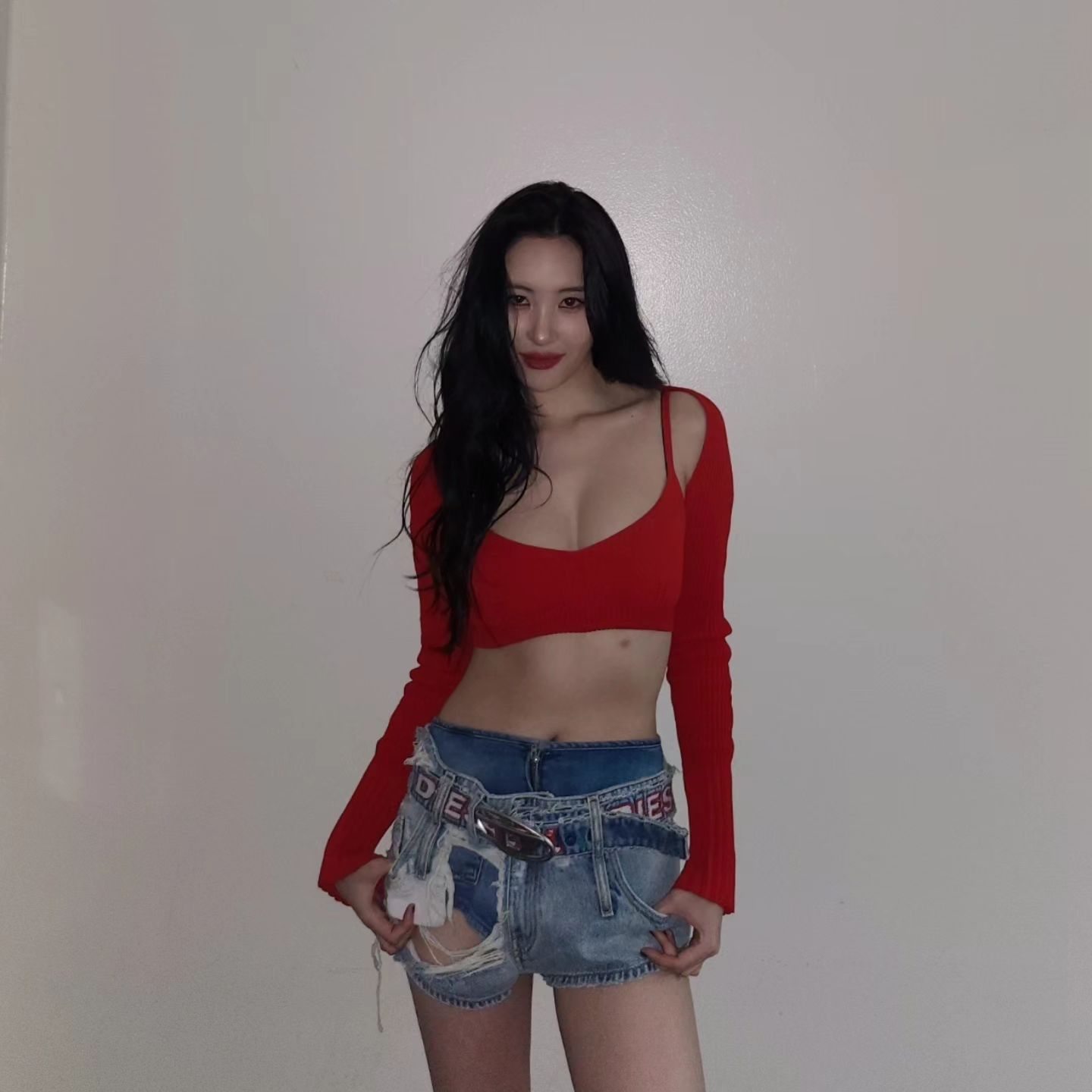 Sunmi, 'surprised' by the sense of volume... Intense sexy with red lip + tank top