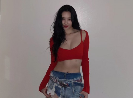 Sunmi, 'surprised' by the sense of volume... Intense sexy with red lip + tank top