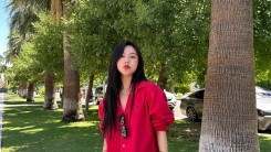 Mamamoo Wheein wears a red shirt and alluring 'bottom missing' fashion