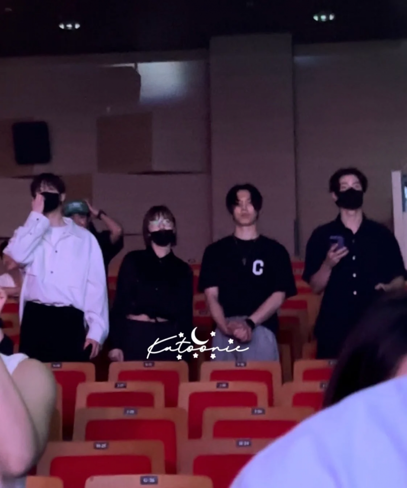 Les membres d'ASTRO repérés avec Moon Sua pour regarder la comédie musicale de JinJin - et les gens sont en larmes