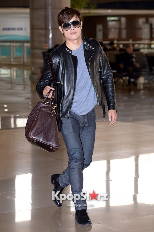 Lee Byung Hun Chic Leather Airport Fashion Leaving for Japan after VEGA