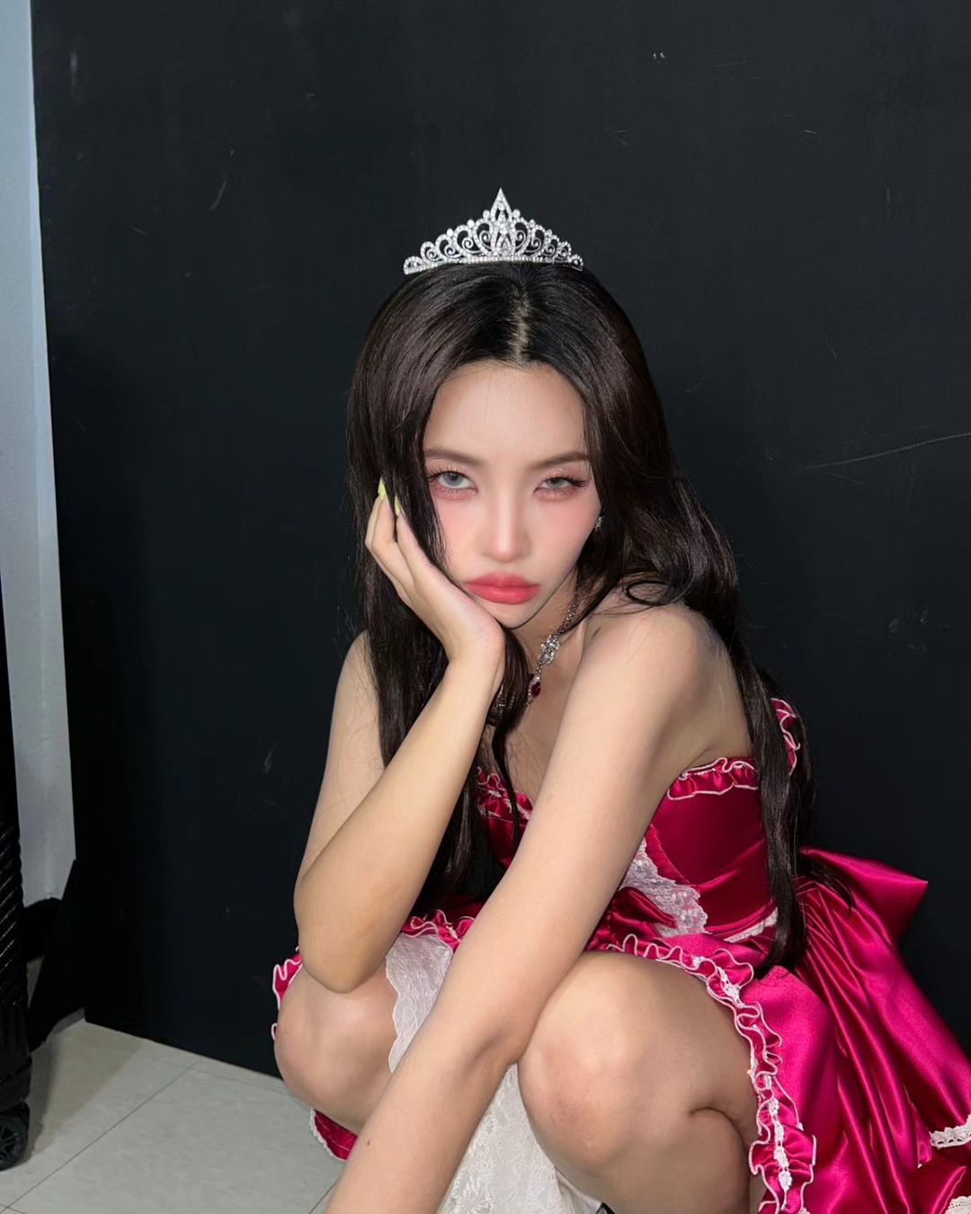Jeon So-yeon, wearing a crown and charisma.. not like a princess but like a queen