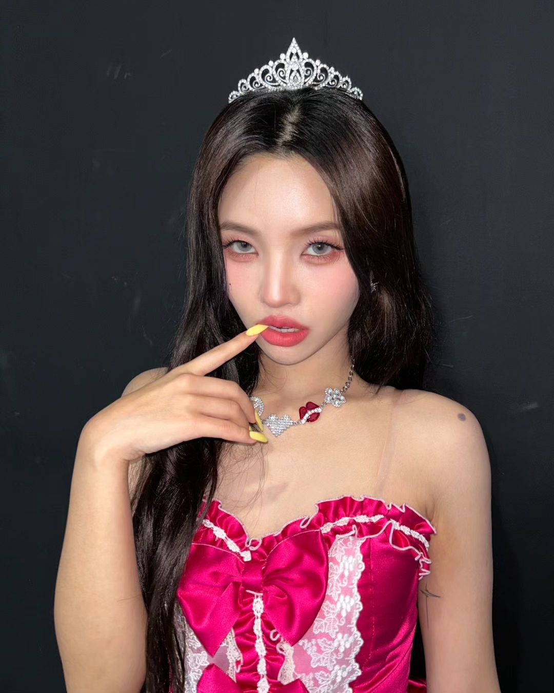 Jeon So-yeon, wearing a crown and charisma.. not like a princess but like a queen