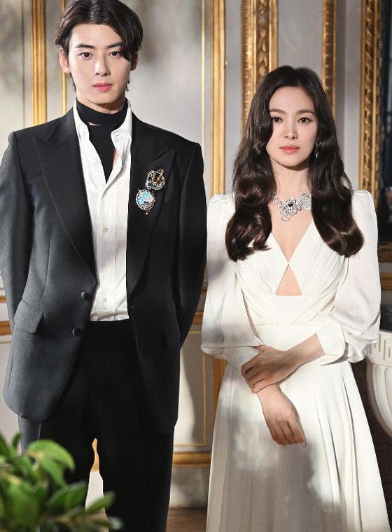 Song Hye-kyo·Cha Eun-woo attend the Paris gala show... dazzling visual party