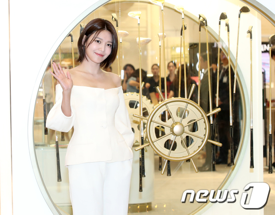 Sooyoung, a cotton candy smile that gently melts fans' hearts