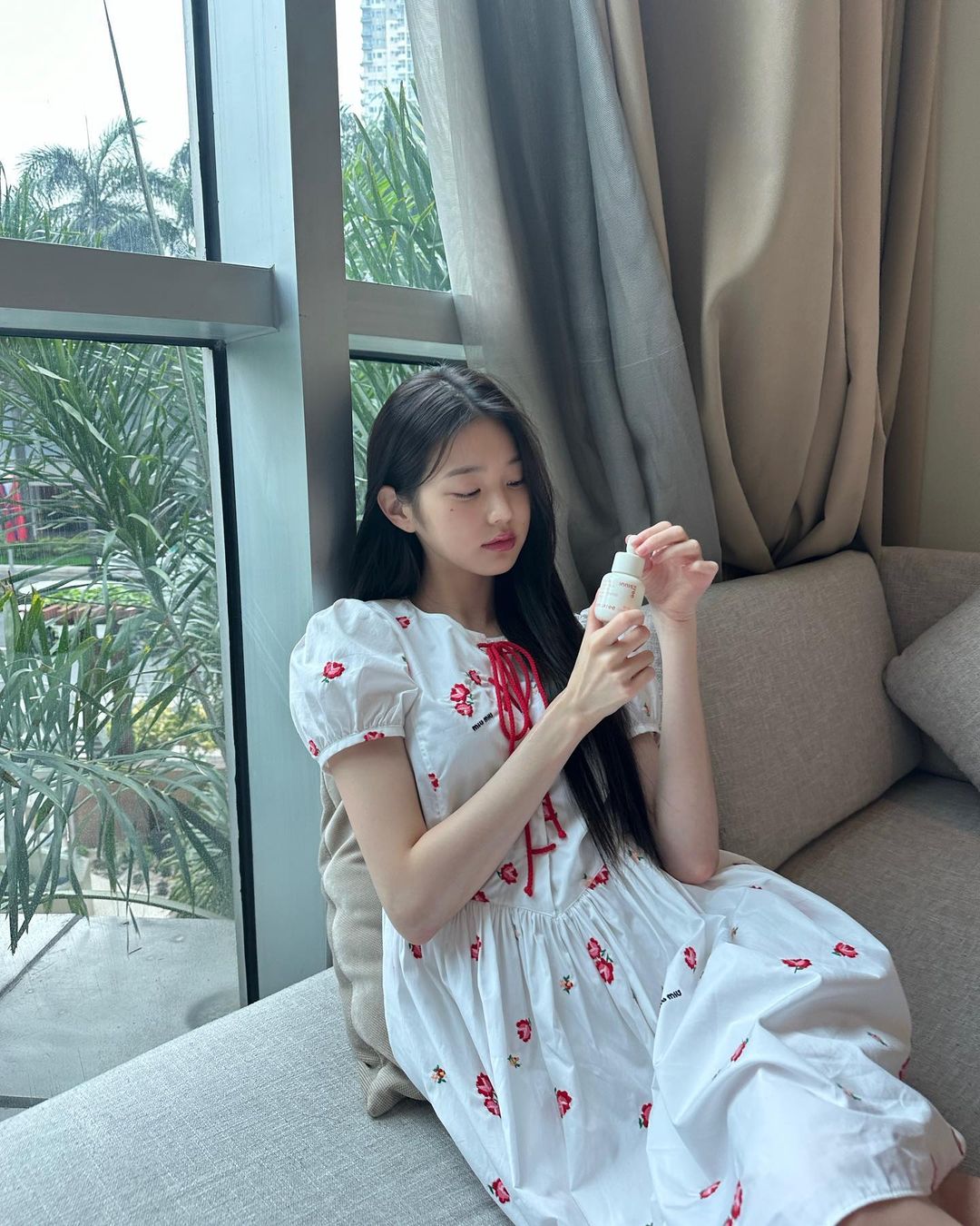 Jang Won-young, naked face and fantastic visual... doll sitting by the window