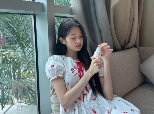 Jang Won-young, naked face and fantastic visual... doll sitting by the window