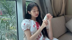 Jang Won-young, naked face and fantastic visual... doll sitting by the window