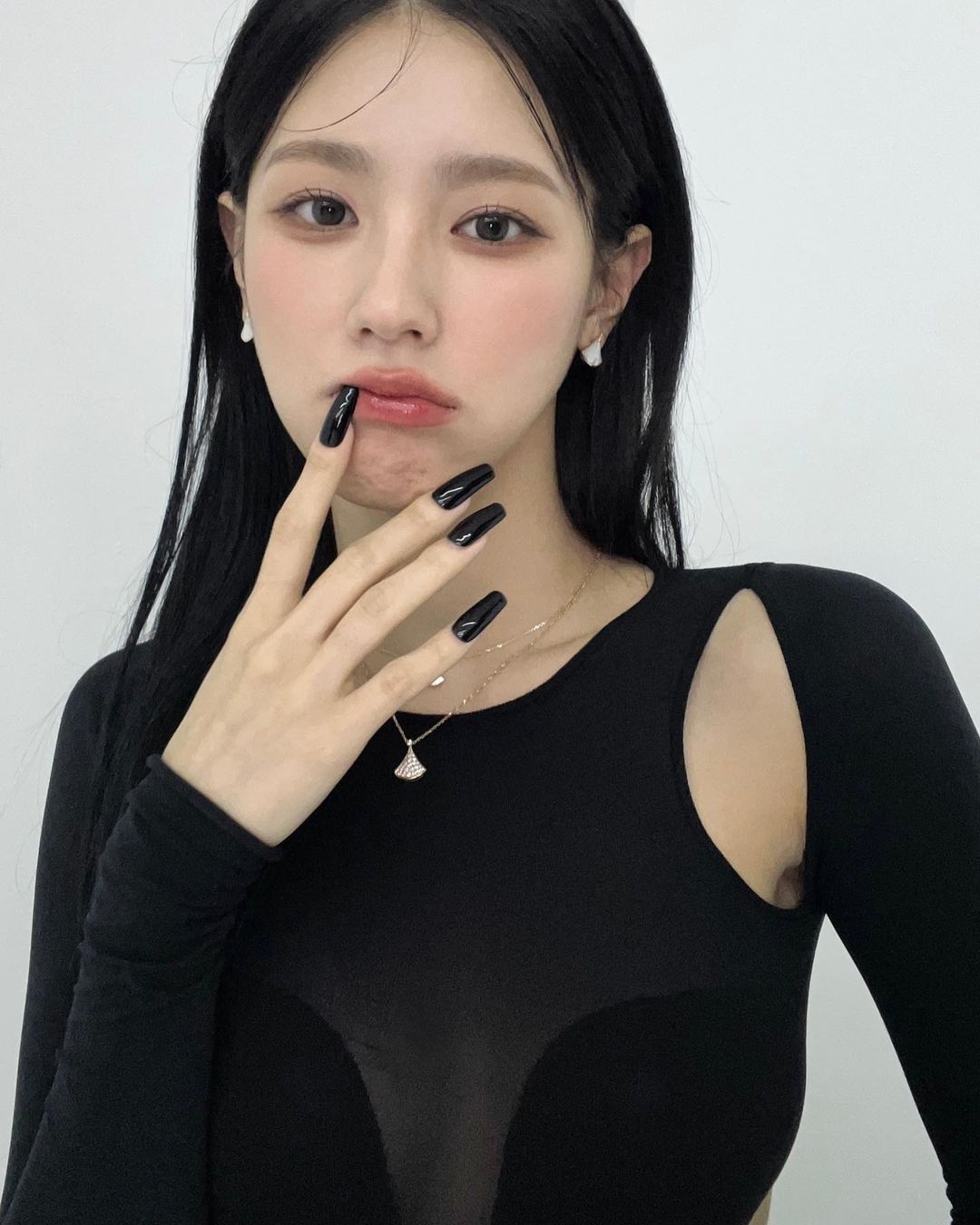 (G)I-DLE Mi-yeon, perfect all-black look