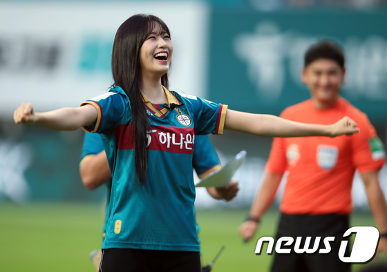 An Yu-jin finished the first pitch, the beauty of the goddess is in full bloom