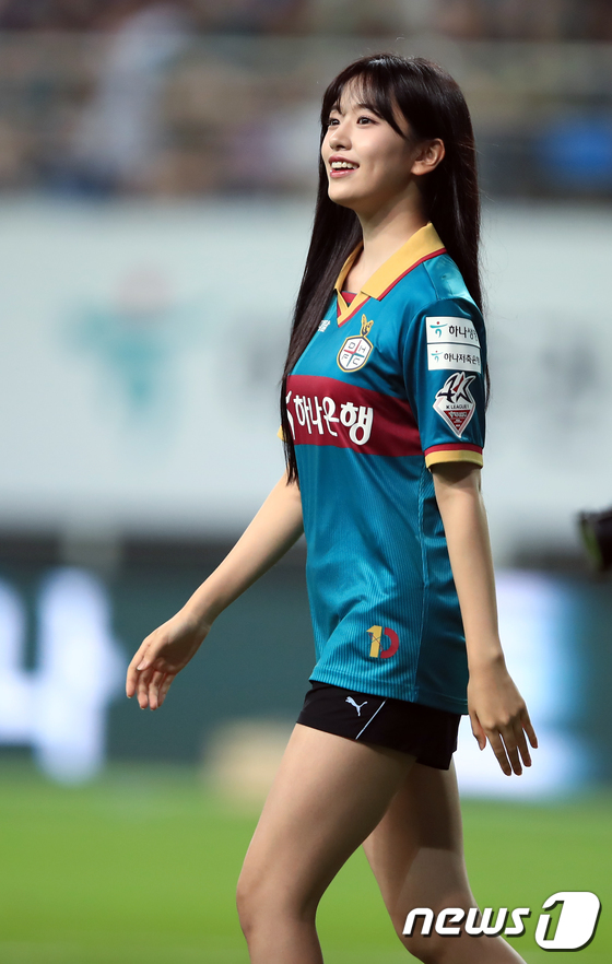 An Yu-jin finished the first pitch, the beauty of the goddess is in full bloom