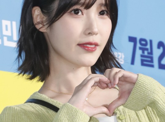 IU is shy about fans cheering