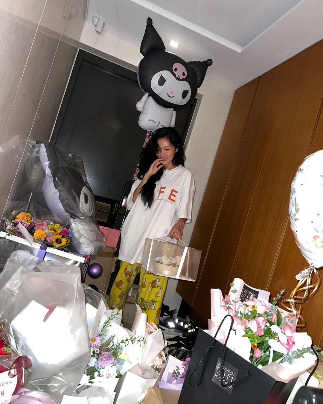 I can't even step foot... Hwasa, a room full of birthday presents