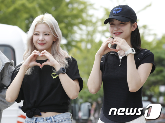 ITZY promotes new song 'CAKE' on the way to work on radio
