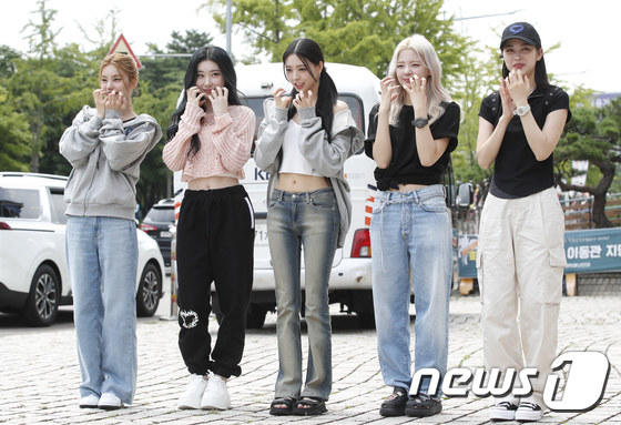 ITZY promotes new song 'CAKE' on the way to work on radio