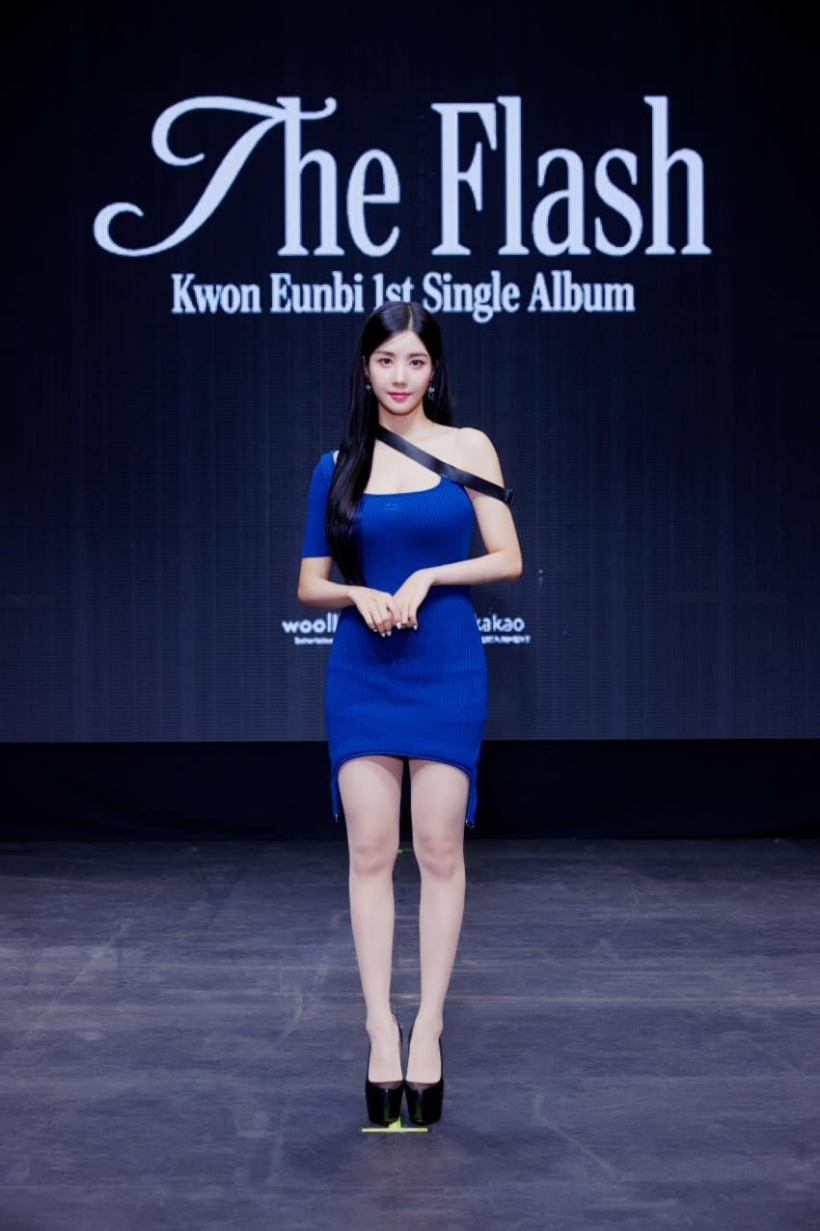 Kwon Eunbi Has Rubis Mesmerized By Her Outfit At The Flash Showcase Shes So Freaking Pretty 