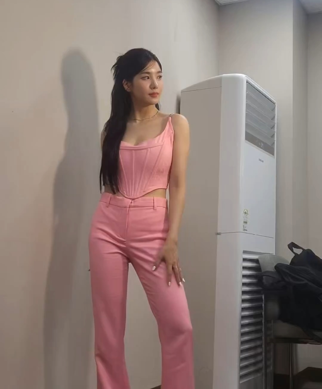 Kwon Eunbi se torna viral novamente, impressiona com a figura da linha S em roupa rosa choque