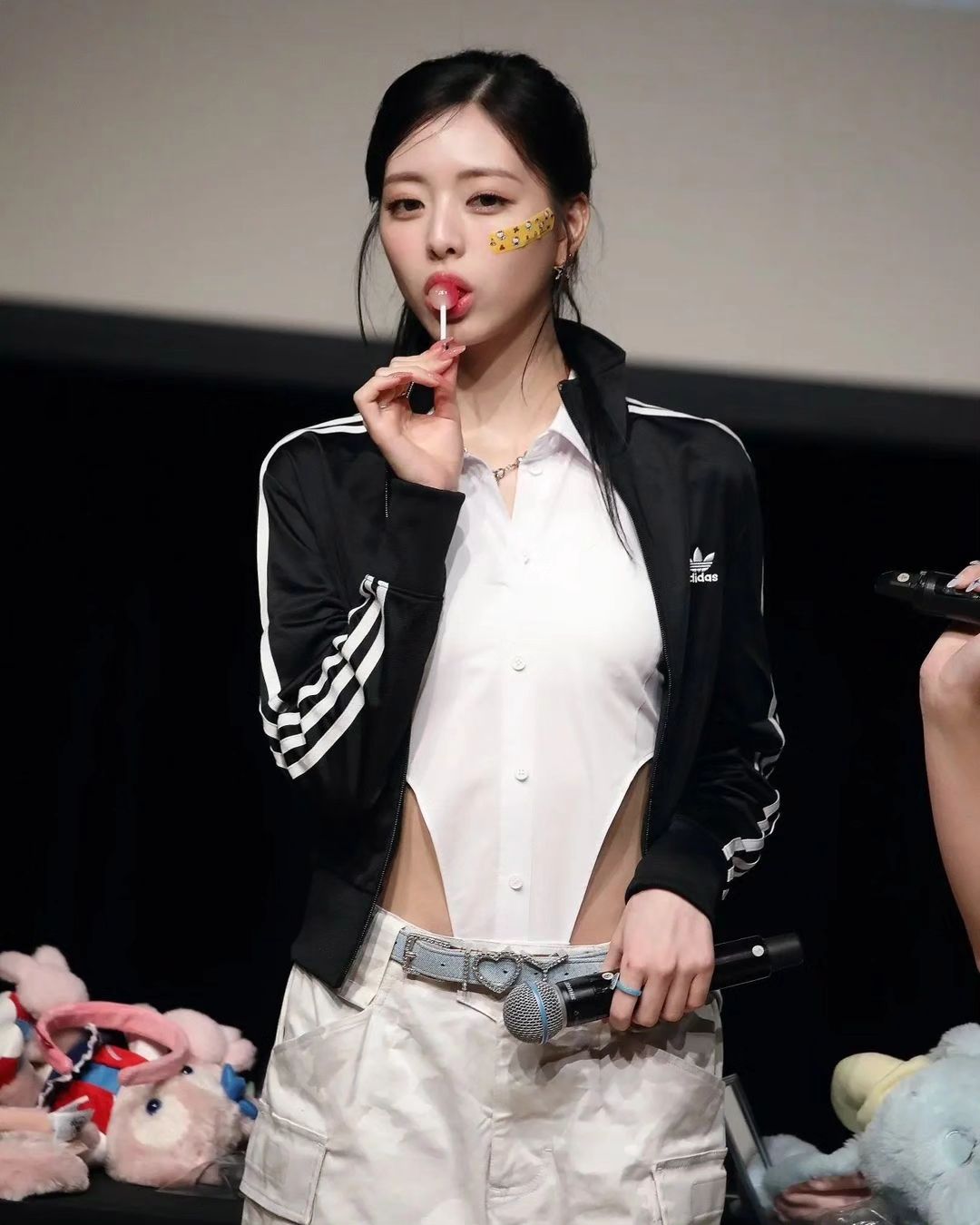ITZY Yuna, white tank top + jeans… 'Summer look of truth'