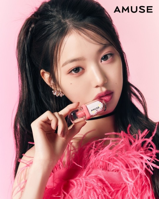 'Doll beauty' Wonyoung, even intensity with red lips