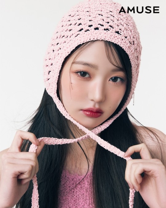 'Doll beauty' Wonyoung, even intensity with red lips