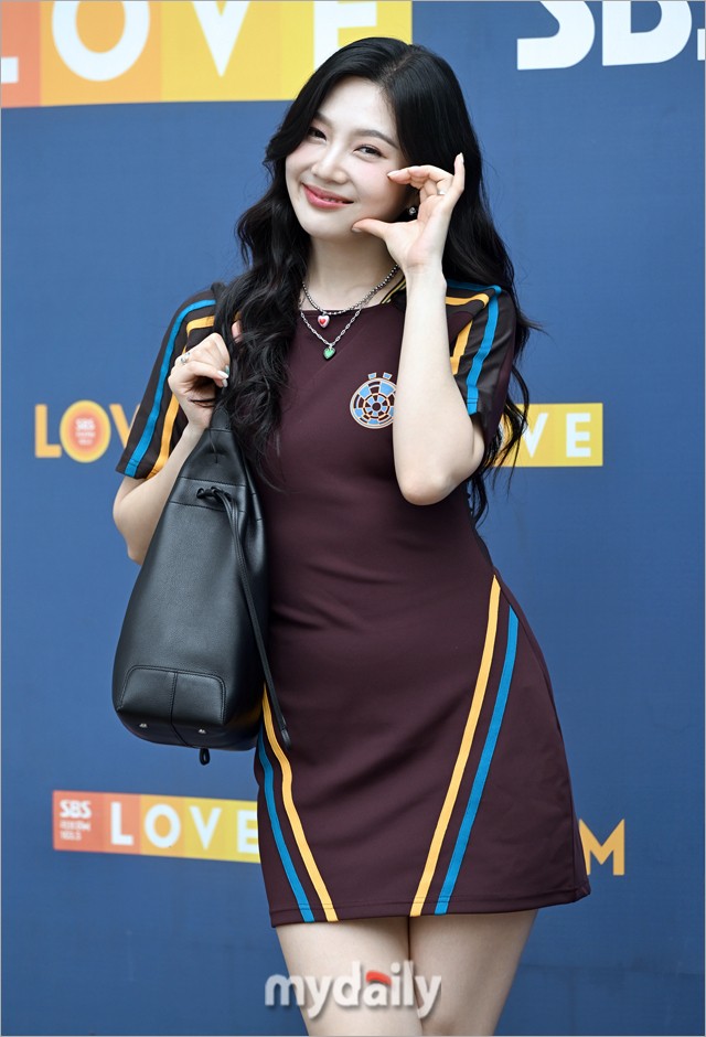 Red Velvet Joy Proves She's 'Fashion Queen' After Exuding 'Expensive' Aura in $60 Dress