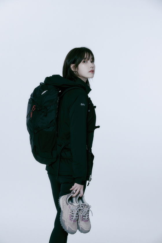 IU, a beauty that cannot be hidden even in mountaineering clothes... The atmosphere rises with a hash cut