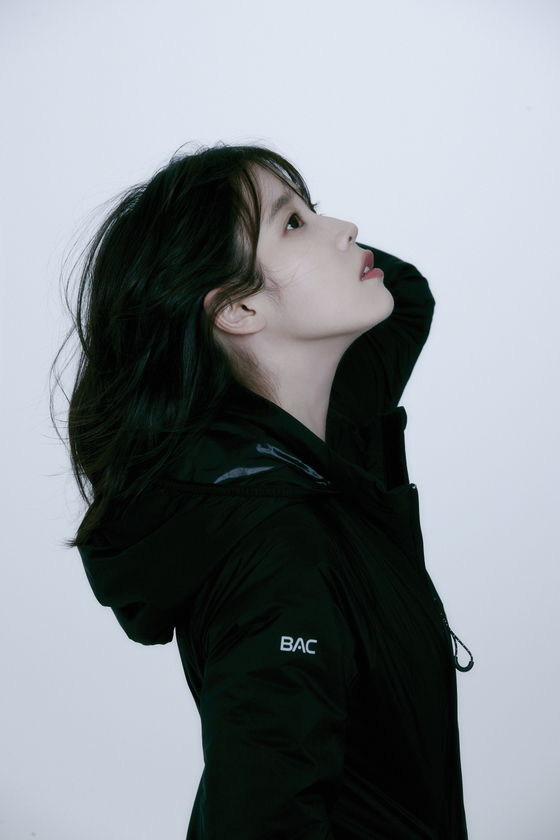 IU, a beauty that cannot be hidden even in mountaineering clothes... The atmosphere rises with a hash cut