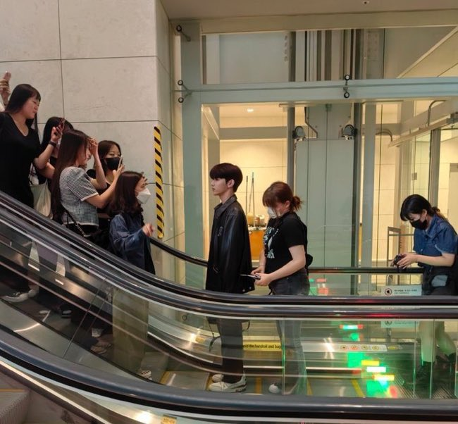 ZEROBASEONE Zhang Hao's Personal Space Violated in Public Escalator: 'This made my skin crawl'
