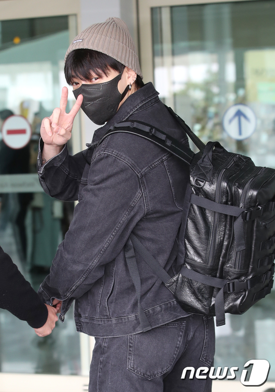 BTS Jungkook Greets Fans, Media At Airport | KpopStarz