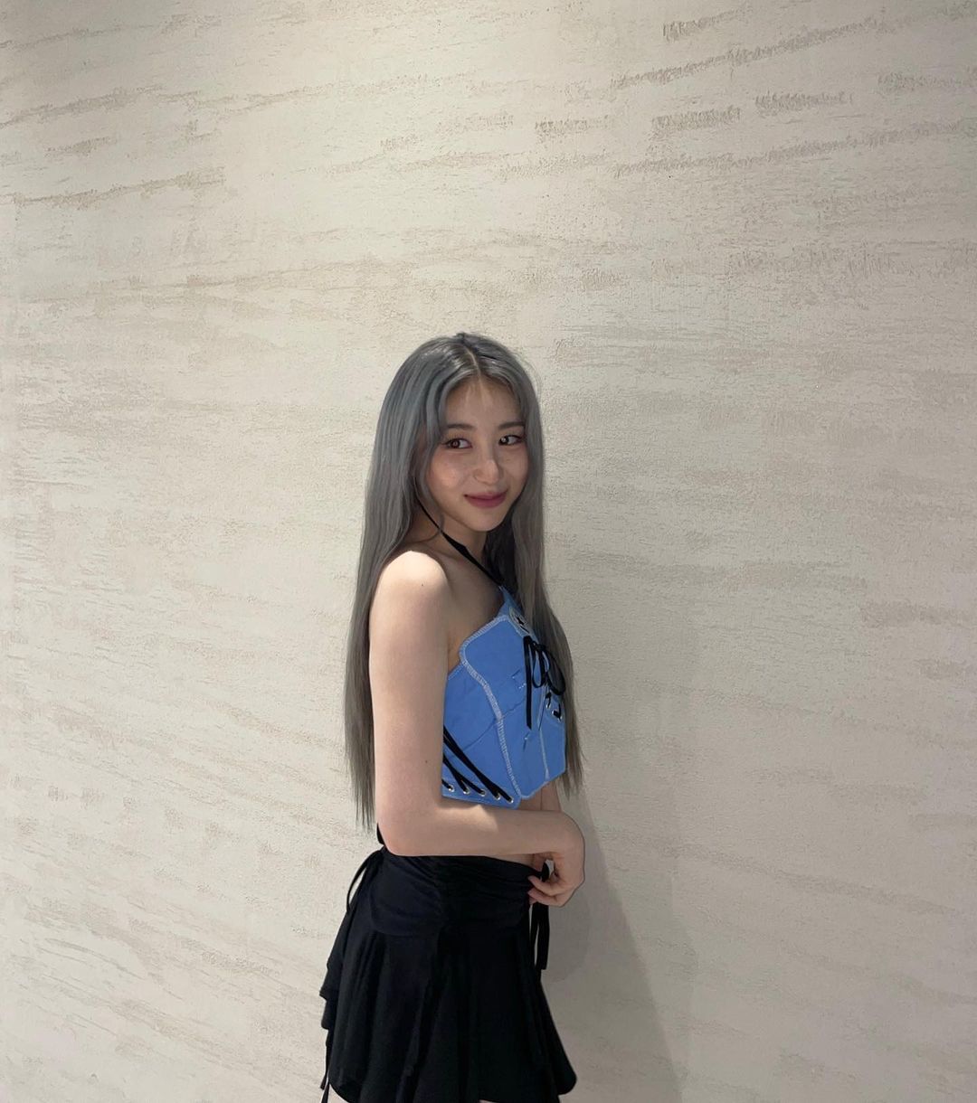 Lee Chae-yeon, you look like a sculpture... Today is blue blue