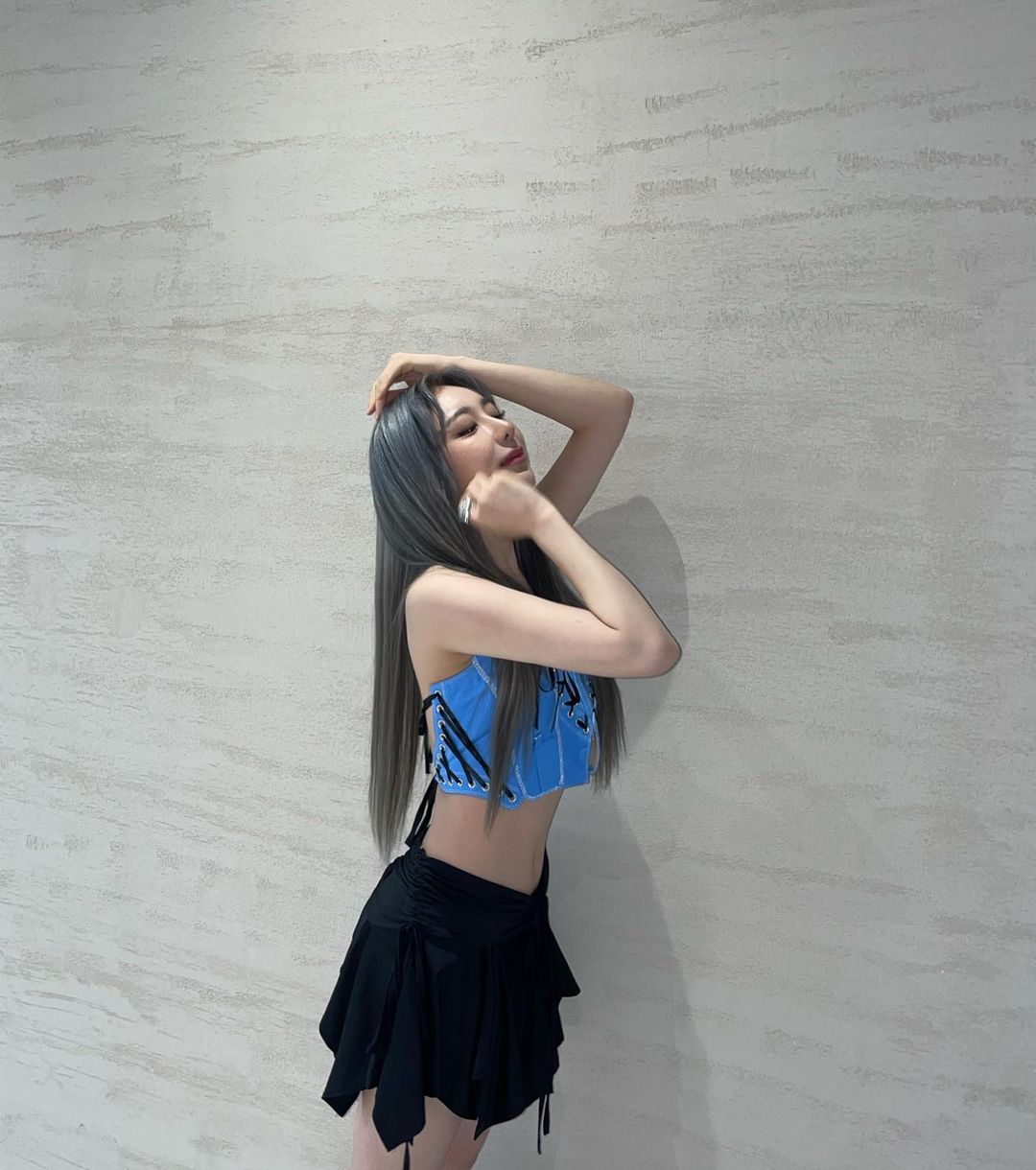 Lee Chae-yeon, you look like a sculpture... Today is blue blue