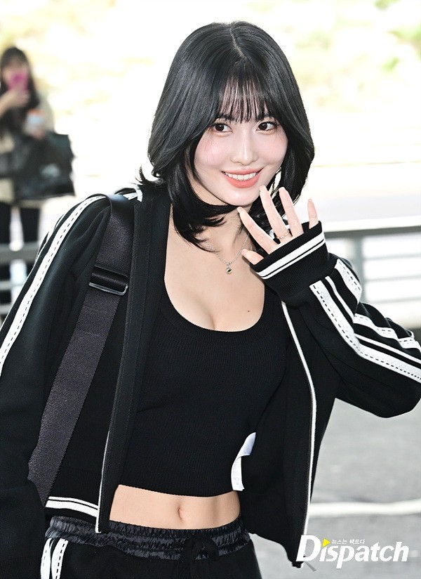 TWICE Momo's Airport Appearance Takes Adorable Turn With Wholesome Photobomb
