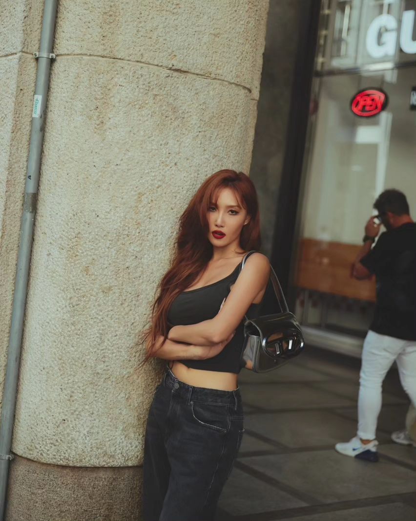 Hwasa, stylish and warm with a long cardigan… Fall crop top styling