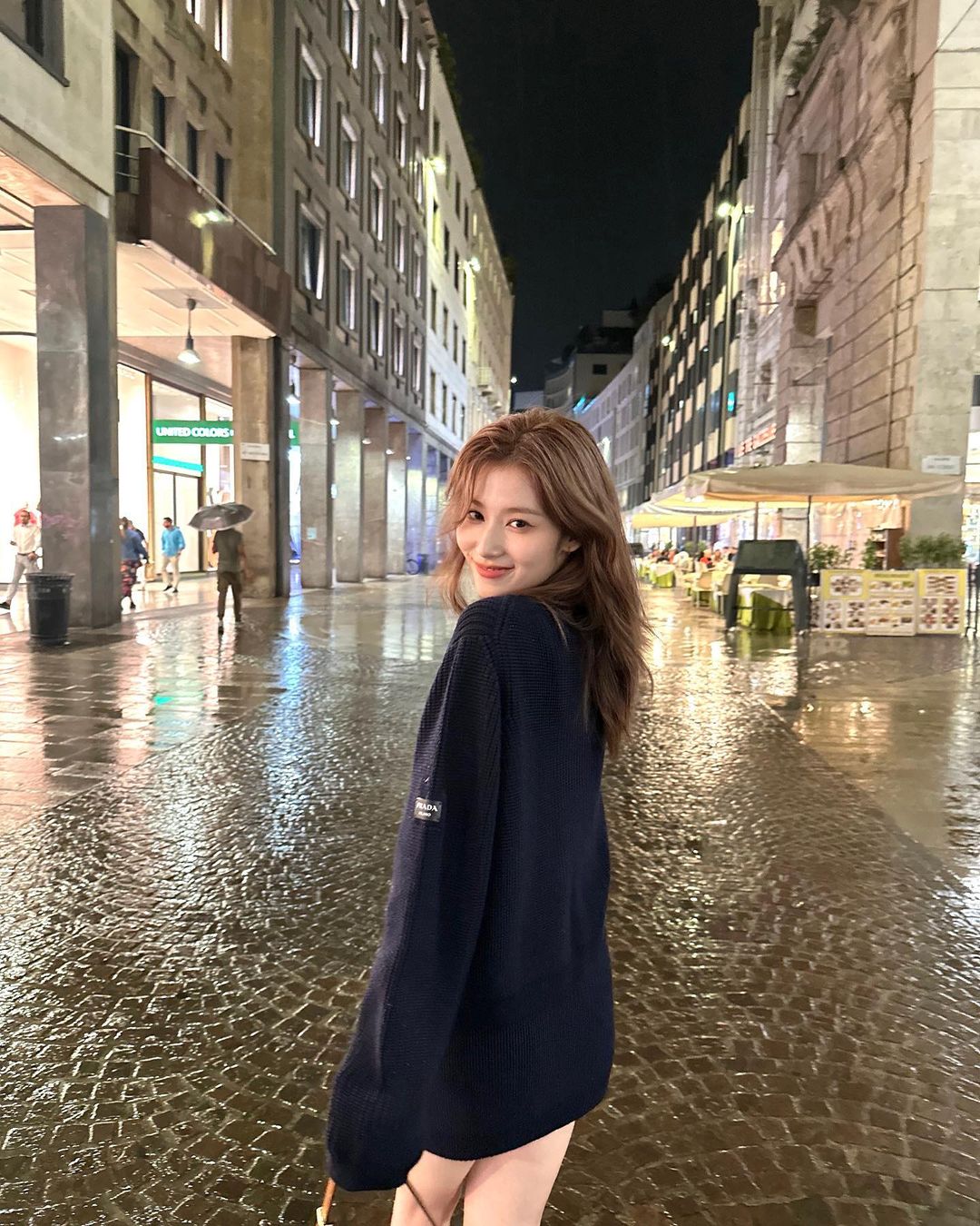 TWICE Sana, caught in the rain in Italy… romantic moment
