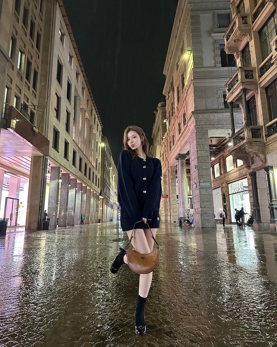 TWICE Sana, caught in the rain in Italy… romantic moment