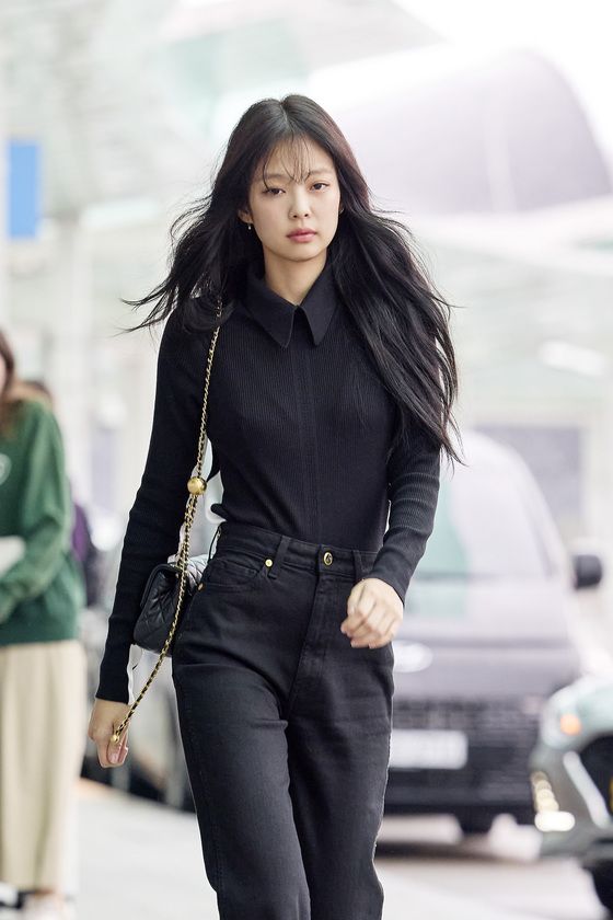 Jennie, skinny all-black airport fashion… ‘Human Chanel’ is here
